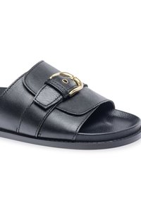 Zwarte leren slidersandal met een brede band, decoratieve gespdetail en een getextureerde voetbed. Gladde en afgeronde vorm met een platte zool.