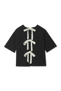 Svart T-shirt med korta ärmar och rund halsringning, med en öppning i ryggen som knyts med tre elfenbensvita band. Mjukt tyg, avslappnad passform.