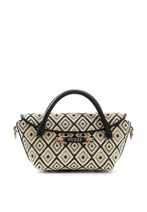 Petit sac à main Guess avec motif losanges noir et blanc, poignées noires, et plaque de marque dorée sur le devant.