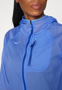 HOKA SKYFLOW JACKET - Neperpučiamoji striukė - cosmos