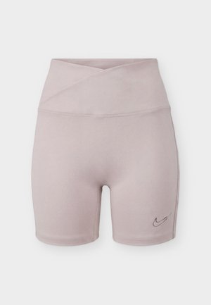 Pantaloni scurți mulați, cu talie înaltă, de culoare liliachiu deschis, cu detaliu în formă de cruce în zona taliei și logo mic Nike pe piciorul inferior stâng.