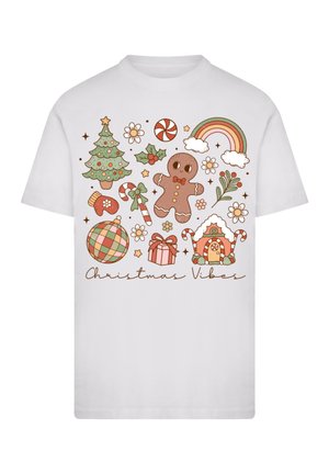 Weißes T-Shirt mit kurzen Ärmeln, das ein buntes Weihnachtsgrafikdesign zeigt, einschließlich eines Baumes, eines Lebkuchenmanns, Zuckerstangen und Geschenken.