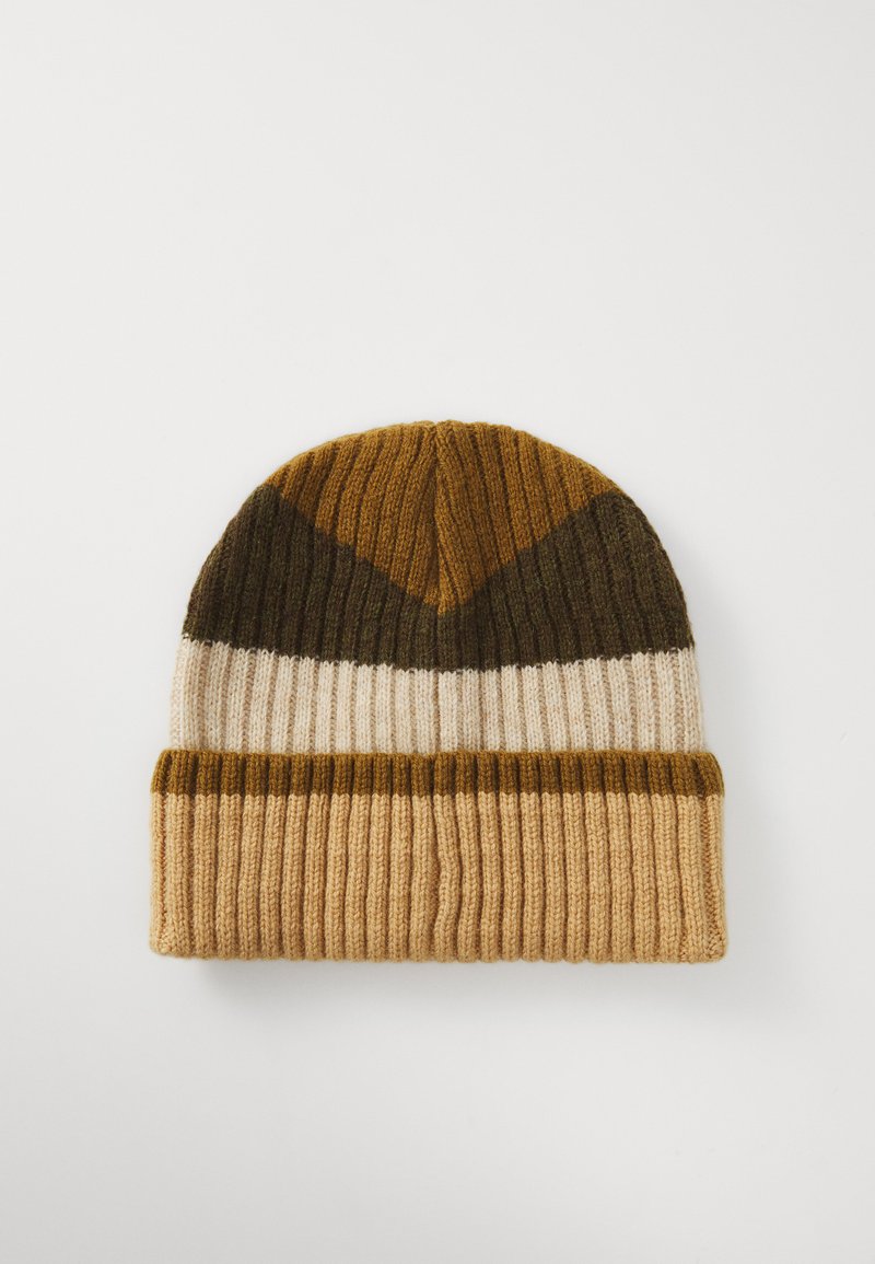 Gehaakte beanie met een geribbelde textuur en strepen in bruin, beige en roomkleur. De bovenkant heeft een chevronpatroon in donkergroene en bruine tinten.