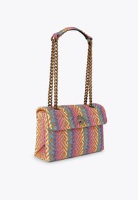 Woven handbag w wielokolorowym wzorze w odcieniach różu, niebieskiego i złota. Posiada klapkę na zawiasie i złoty strap na ramię.