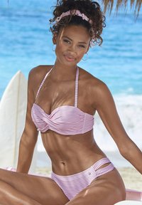Roza in bela črtasta bikini komplet s twist sprednjim delom in stranskim izrezom na dnu. Gladka tkanina z oprijetim dizajnom.