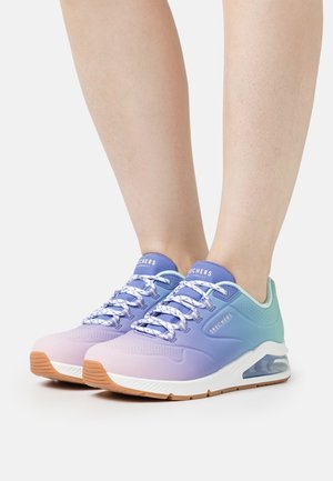 Zapatilla ligera de Skechers con degradado de morado a verde menta, parte superior transpirable, suela blanca y cordones con estampado.