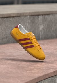 No seleccionado, eqt yellow/semi pulse lilac