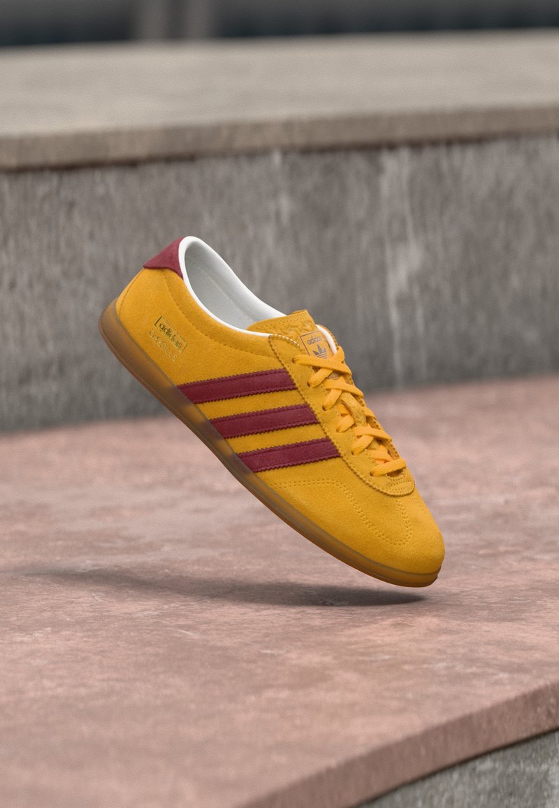 adidas Originals GAZELLE LO PRO W - Sneakers low - eqt yellow/semi ...