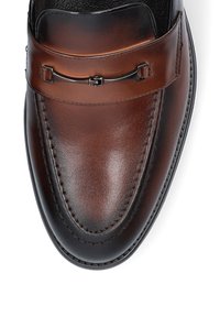 Brązowe skórzane loafersy o gładkim wykończeniu, z przeszyciami oraz czarną akcentującą taśmą z dekoracyjną metalową belką na górze.