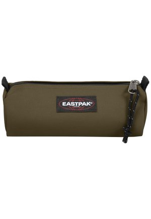 Estuche de lápices de color verde oliva hecho de tela duradera, con cierre de cremallera, acentos negros y un parche con el logo de Eastpak en rojo y negro en la parte frontal.