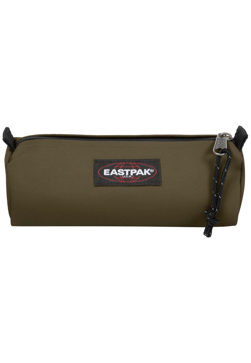 Zielono-oliwkowy piórnik wykonany z trwałego materiału, z zamkiem błyskawicznym, czarnymi akcentami oraz czerwoną i czarną naszywką z logo Eastpak z przodu.