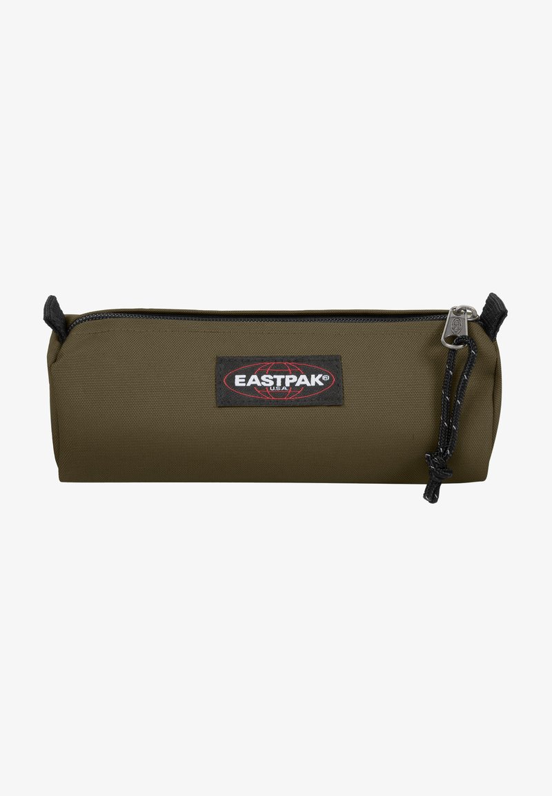 Zielono-oliwkowy piórnik wykonany z trwałego materiału, z zamkiem błyskawicznym, czarnymi akcentami oraz czerwoną i czarną naszywką z logo Eastpak z przodu.