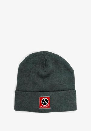 Tamnosiva pletena kapa s presavijenim rubom, s crvenom kvadratnom zakrpom na kojoj je crno-bijeli molekularni logo. Mekana tekstura, zaobljeni vrh.