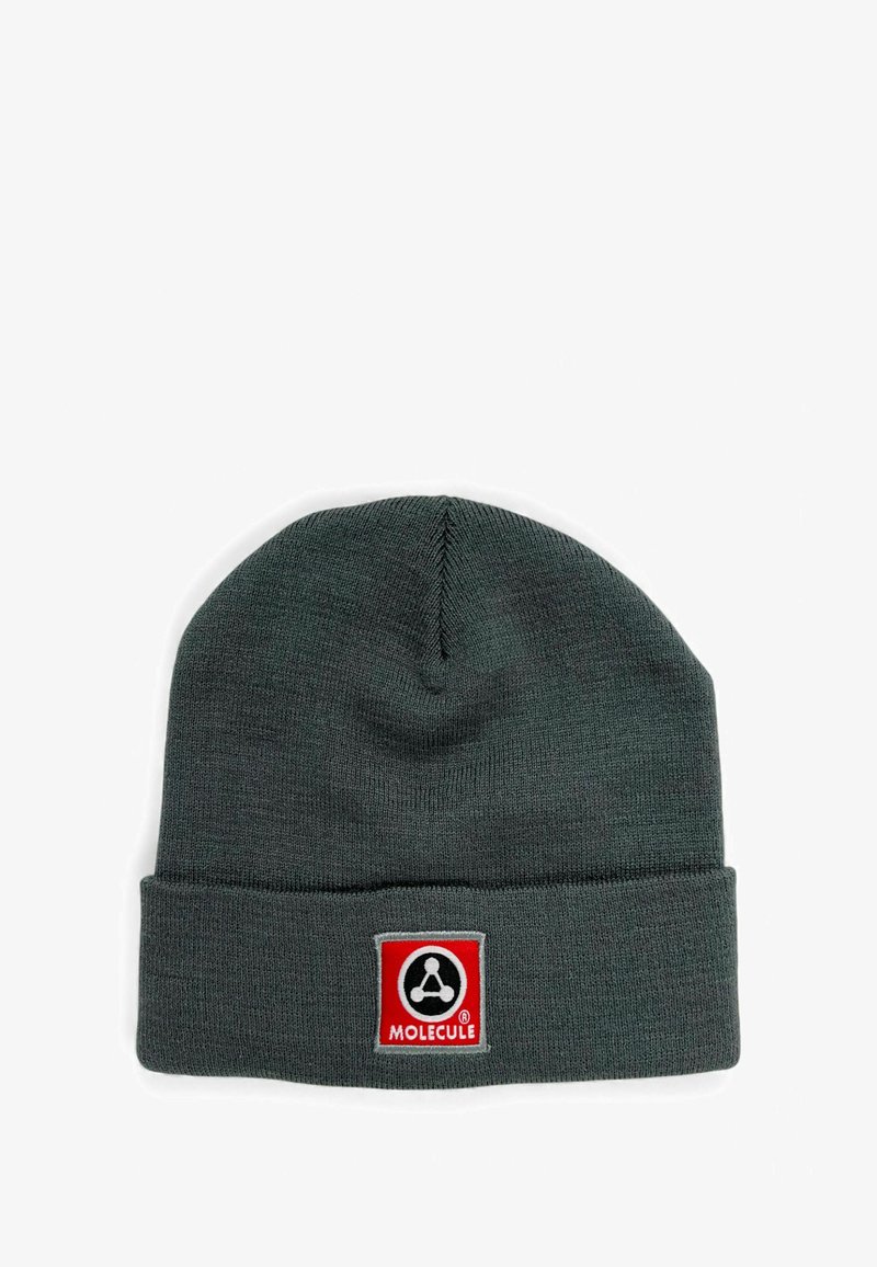 Tumehall riidest müts, millel on voltis serv ja punane ruudukujuline plaastriga, millel on musta ja valge molekuli logo. Pehme tekstuur, ümar tipp.