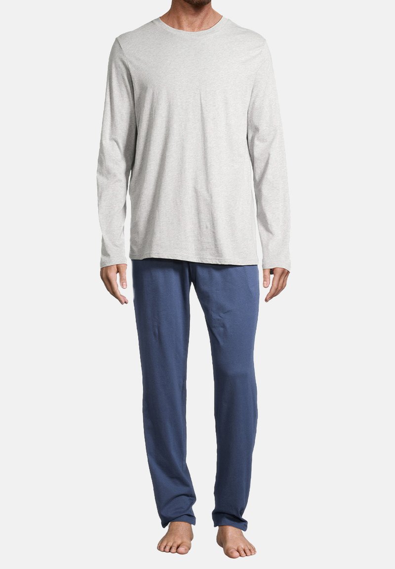 Langemouwen shirt van grijze katoen, gecombineerd met blauwe katoenen loungebroek, beide in een relaxte pasvorm en lichtgewicht. Geen patronen of hardwaredetails.