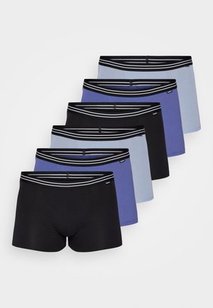 Sechs Paare Boxershorts in Schwarz, Dunkelblau, Hellblau und Blassblau. Jede hat einen schwarzen Bund mit weißen Streifen.