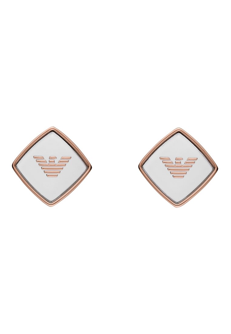 Kolczyki w kształcie rombu w różowym złocie z białym emaliowanym środkiem, featuring podniesionym wzorem logotypu, gładką teksturą i polerowanym wykończeniem.