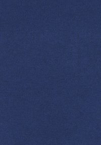 Hustá tmavě modrá pletenina s jemnou žebrovanou strukturou, rovnoměrně rozmístěné svislé pruhy a konzistentní vzor tkaní.