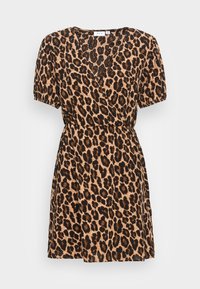 Šaty s motivem leopardího potisku, zavinovacího střihu, krátkými rukávy a zeštíhlujícím pasem. Mají béžové pozadí s tmavě hnědými skvrnami. Lehký materiál.