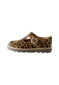 Chaussure pour enfants imprimée léopard avec un design découpé, un accent de boucle florale dorée, un dessus en tissu texturé et une semelle en caoutchouc marron.