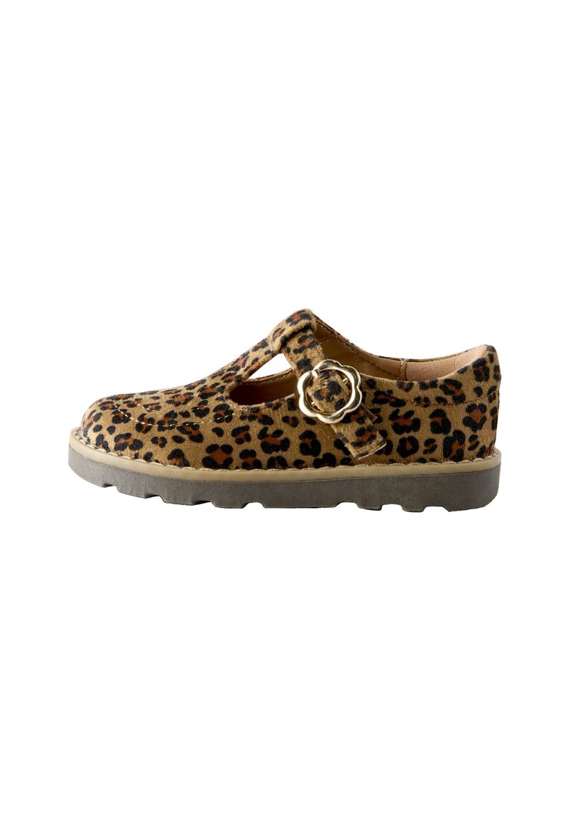 Chaussure pour enfants imprimée léopard avec un design découpé, un accent de boucle florale dorée, un dessus en tissu texturé et une semelle en caoutchouc marron.