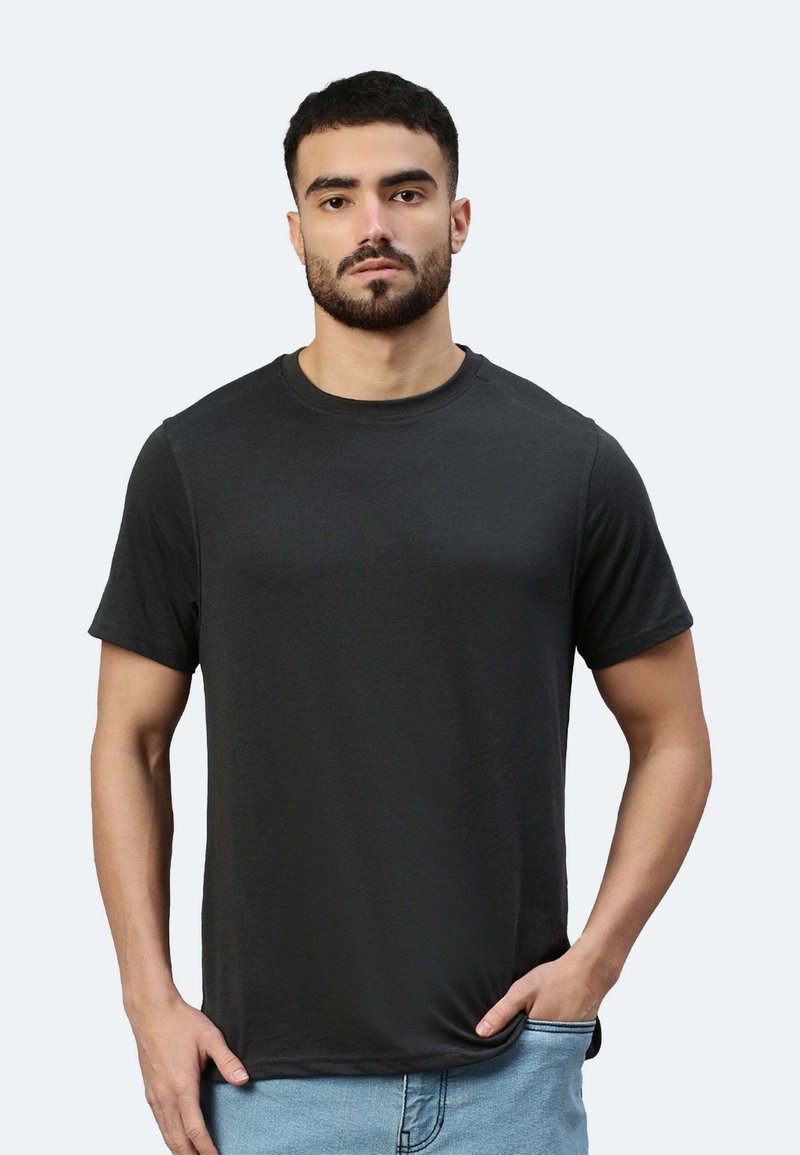 T-shirt nera a maniche corte realizzata in morbido cotone, con un design classico a girocollo e una vestibilità slim. Tessuto uniforme senza motivi o accenti.