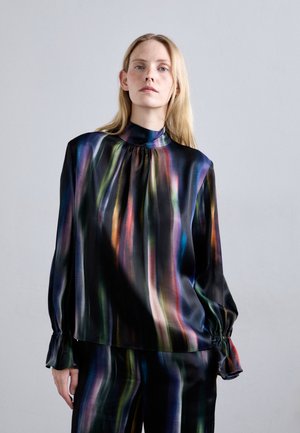 Blusa di seta con colletto alto, maniche lunghe con polsini arricciati e motivo a righe multicolori su sfondo nero.