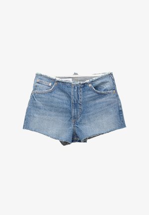 Blå denimshorts med en distressed kant, der har et klassisk design, forlommer og synlige sømme på kanterne.
