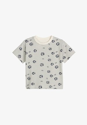 Weißes T-Shirt mit kurzen Ärmeln, dünnen grauen Streifen und schwarzen Fußballmustern, die über den Stoff verteilt sind.