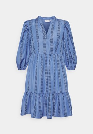 Blaues knielanges Kleid mit vertikalen, perforierten Streifen, V-Ausschnitt, gepufften Dreiviertel-Ärmeln, geraffter Taille und Rüschensaum.