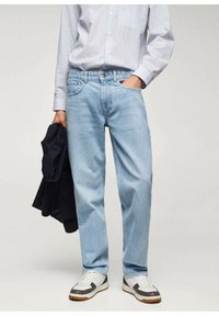 Vaqueros de mezclilla de color azul claro con corte relajado, que cuentan con un diseño de cinco bolsillos, acentos de costura y un hilo en contraste a lo largo de la cintura.