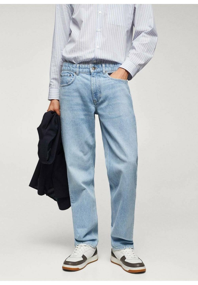 Vaqueros de mezclilla de color azul claro con corte relajado, que cuentan con un diseño de cinco bolsillos, acentos de costura y un hilo en contraste a lo largo de la cintura.