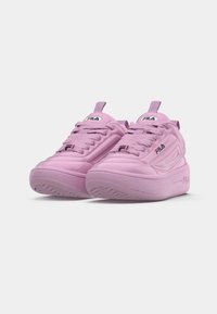 Ein Paar Pastellrosa FILA Plattform-Sneaker mit dicken Sohlen, Schnürdesign und Logo-Details auf der Zunge, der Seite und der Vorderseite.