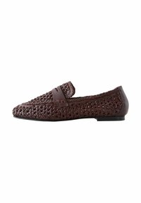 Mocassins en cuir tissé marron avec un talon plat, présentant une bande de cuir lisse sur le dessus et une texture tissée complexe sur le corps.
