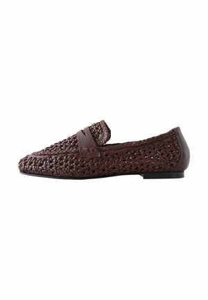 Mocassins en cuir tissé marron avec un talon plat, présentant une bande de cuir lisse sur le dessus et une texture tissée complexe sur le corps.