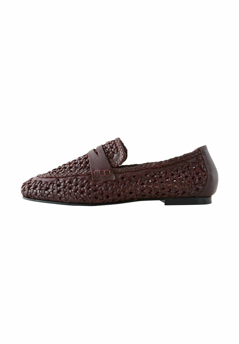 Mocassins en cuir tissé marron avec un talon plat, présentant une bande de cuir lisse sur le dessus et une texture tissée complexe sur le corps.