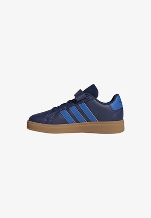 Sneaker blu navy con strisce azzurre, suola marrone, linguetta in rete nera e strap in Velcro sul lato, visto dal lato esterno.