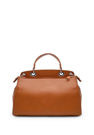 Borsa a mano in pelle color cuoio con superficie testurizzata, manico singolo superiore, anelli metallici argentati e chiusura a zip su sfondo bianco.