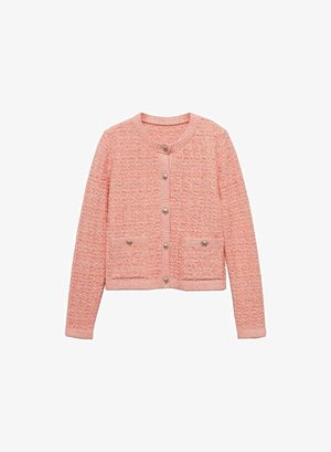 Ružičasti teksturirani kardigan s dugim rukavima, okruglim izrezom, pet srebrnih gumba sprijeda i dva prednja džepa.