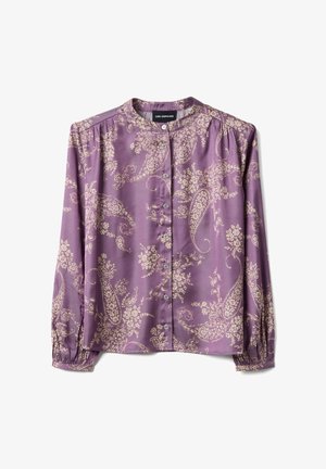 Blouse à manches longues violette avec motif floral cachemire beige, encolure arrondie, devant boutonné et poignets froncés.