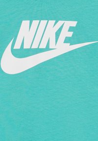 Nike Sportswear TEE CROP FUTURA - Apdrukāts T-krekls - green frost