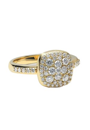 Goldring mit einem quadratischen Edelsteinbesatz. Umgeben von kleinen Zirkonia, mit einem glatten Band und zusätzlichen Steinen an den Seiten.