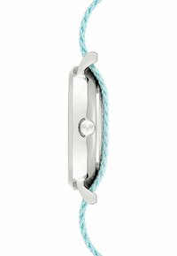 Boîtier de montre métallique argenté avec un bracelet tressé bleu clair. Détail de couronne ronde notable. Forme rectangulaire avec des côtés lisses.