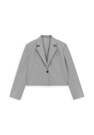Lysegrå cropped blazer med lange ærmer, hakkrave, en sort knap og en brystlomme på hvid baggrund.