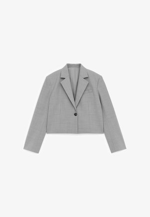 Lysegrå cropped blazer med lange ærmer, hakkrave, en sort knap og en brystlomme på hvid baggrund.