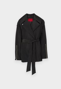 Svart trenchcoat med belte i midjen, stort krage og glidelåsdetaljer på ermene. Laget av glatt, lett stoff med en matt finish.
