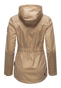 Veste beige avec capuche, taille élastique, manches longues et texture lisse et mate. Dotée d'une étiquette de marque à l'arrière et de poches latérales.