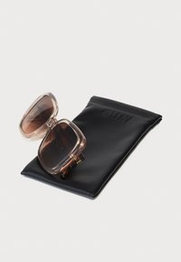 QUAY AUSTRALIA FULL GLAM - Aurinkolasit - doe/brown fawn
