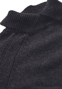 Schwarzer gestrickter Pullover mit hohem, geripptem Kragen. Der Stoff hat eine strukturierte, weiche Optik mit sichtbaren Nähdetails.