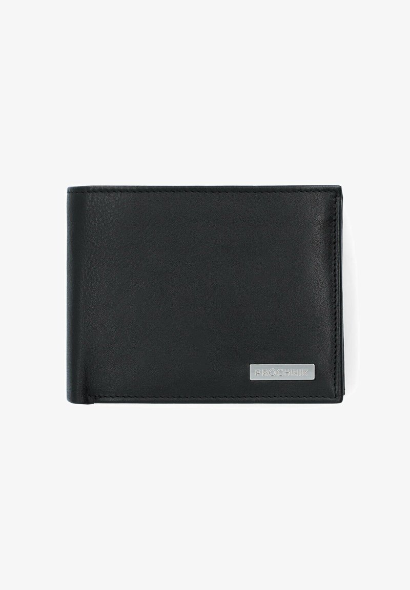 Czarny skórzany portfel o fakturowanej powierzchni, składany w poziomie, z metalową płytką z logo z przodu. Kontrastowe przeszycia wzdłuż brzegów.